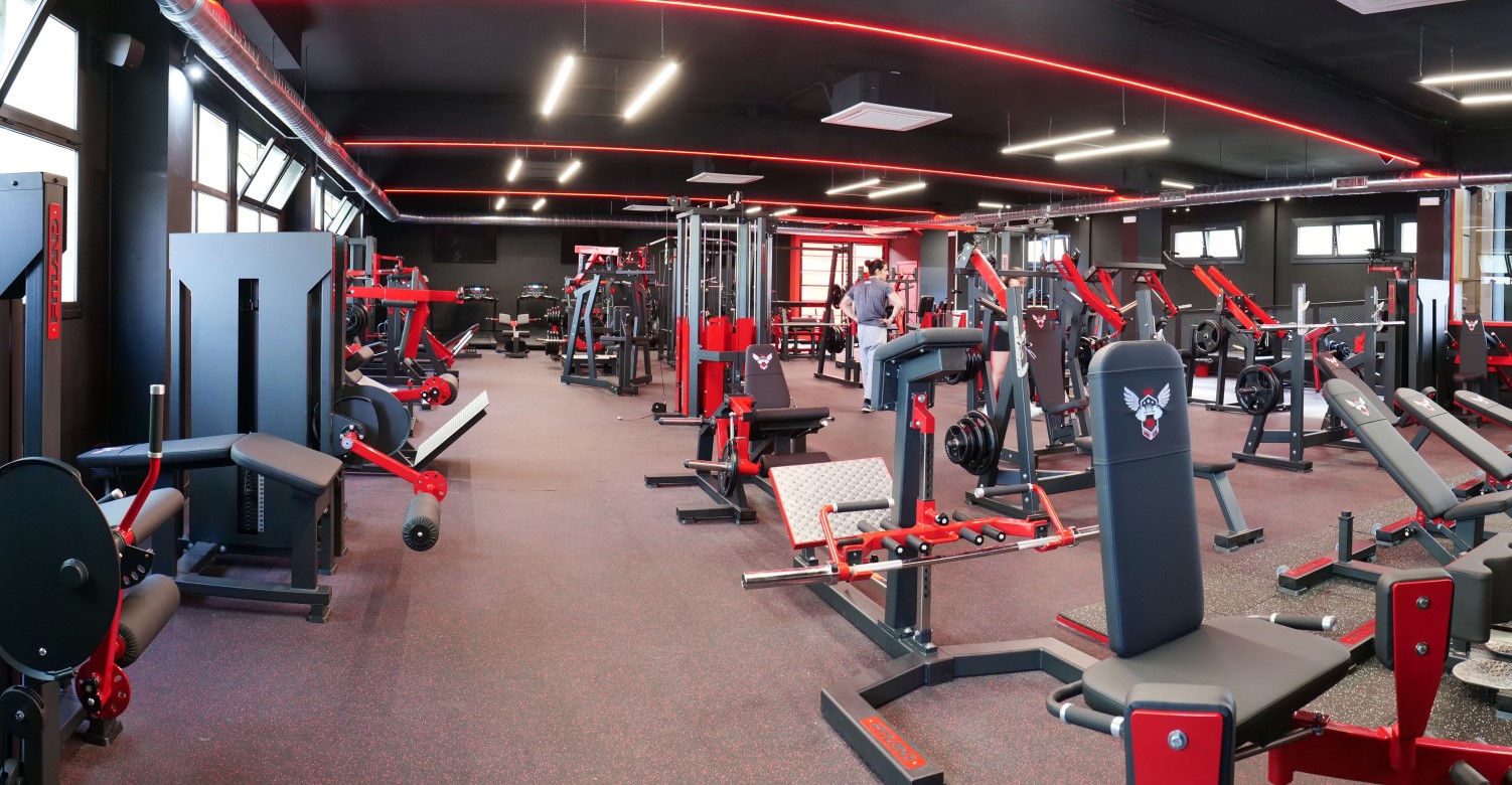 Gimnasio profesional con ambiente de club Iron Project Mollet Sala