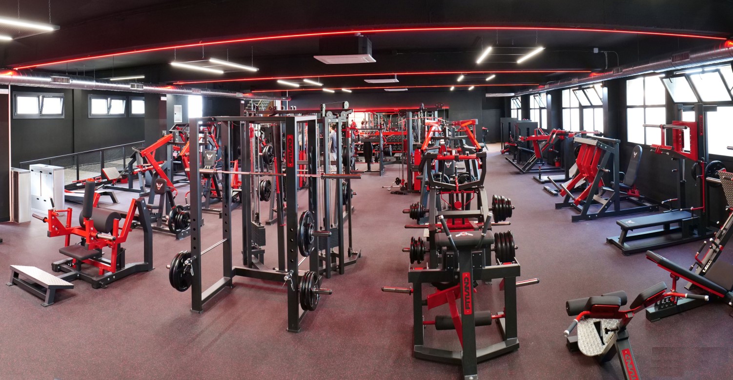 Gimnasio profesional con ambiente de club Iron Project Mollet Sala
