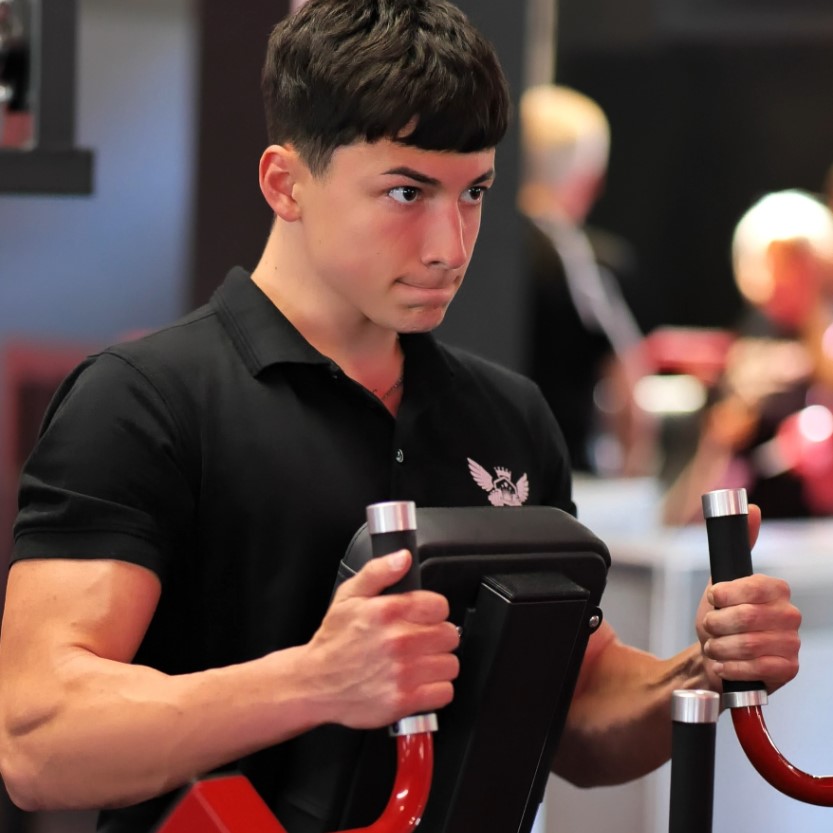 Gimnasio profesional con ambiente de club Iron Project Mollet